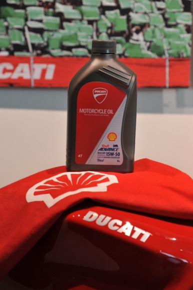 Shell i Ducati rozszerzają współpracę BIZNES, Motoryzacja - Shell i Ducati ogłosili, że przedłużają partnerstwo techniczne o kolejne 3 lata. To oznacza, że okres ich współpracy przekroczy 20 lat! Shell jest już nie tylko wyłącznym dostawcą olejów motocyklowych dla Ducati do fabrycznego napełniania, ale także na rynek posprzedażowy.