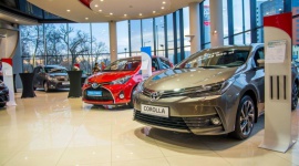 Raport – firmy stawiają na nowe samochody