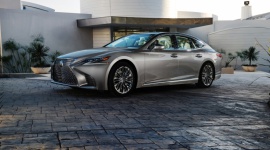 Lexus LS F w próbach drogowych LIFESTYLE, Motoryzacja - Portal autoevolution opublikował wykonane na południu Europy zdjęcia zmodyfikowanego Lexusa LS piątej generacji. Według dziennikarzy wiele wskazuje na to, iż jest to poddawana próbom w wysokich temperaturach wyczynowa wersja modelu – LS F.