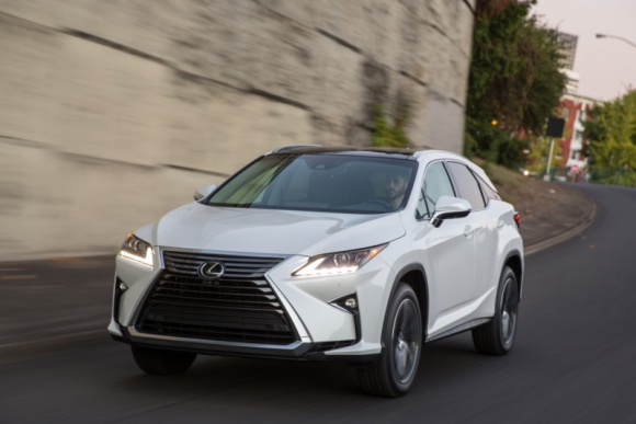 Wydłużony Lexus RX w próbach drogowych LIFESTYLE, Motoryzacja - Magazyn Automotive News opublikował szpiegowskie zdjęcia wydłużonej wersji bestsellerowego crossovera Lexus RX z kabiną o trzech rzędach siedzeń.