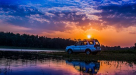 Upały i burze - jak sobie radzić za kierownicą? LIFESTYLE, Motoryzacja - Końcówka lata – upalna, ale z burzami i gradem. Takie warunki są wyzwaniem dla kierowców. Większość posiada klimatyzację, ale wielu nie korzysta z niej prawidłowo i nie wie jak jeszcze radzić sobie z upałami. Błędy, kończące się wypadkami, popełniamy też w czasie ulew i burz.