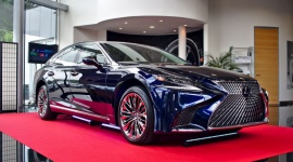 Nowy Lexus LS LIFESTYLE, Motoryzacja - Nowy Lexus LS jest już w Polsce, a klienci składają pierwsze zamówienia na piątą generację tego flagowego sedana. Ceny modelu zaczynają się od 490 tys. zł. Warszawska premiera nowego LS miała miejsce wczoraj wieczorem w salonie Lexus Żerań.