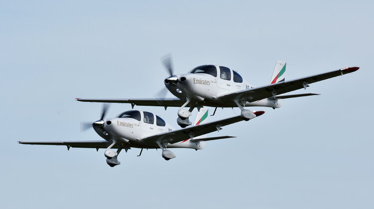 Emirates Flight Training Academy odbiera pierwsze samoloty szkolno-treningowe nowe produkty/usługi, transport - Z Duluth do Dubaju trafiły dwa samoloty Cirrus SR22 G6, zatrzymując się po drodze w 11 miastach na terenie 10 państw