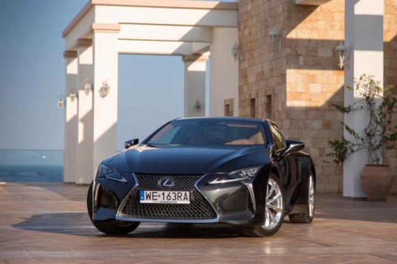 Flagowe Lexusy nominowane do WCOTY LIFESTYLE, Motoryzacja - Dwa flagowe modele Lexusa, coupe LC 500 i limuzyna LS, uzyskały nominacje do nagród World Car of the Year 2018. Oba mają spore szanse na zwycięstwo w swoich kategoriach.