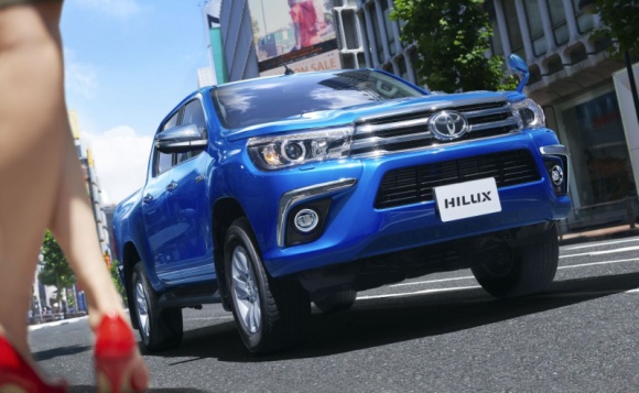 Hilux powraca na japoński rynek BIZNES, Motoryzacja - Po 13 latach przerwy Toyota wznawia sprzedaż Hiluxa w Japonii. Równocześnie na japońskim rynku debiutują odświeżony Land Cruiser Prado i FJ Cruiser w specjalnej wersji Final Edition.