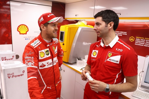 Lepsza wydajność silników bolidów Ferrari dzięki Shell LIFESTYLE, Motoryzacja - Oleje silnikowe do samochodów wyścigowych Shell Helix Ultra i paliwo Shell V-Power przyczyniły się do wzrostu wydajności silników pojazdów zespołu Scuderia Ferrari łącznie o 23,3% od końca sezonu 2014.