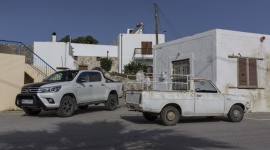 Protoplasta Toyoty Hilux ma już 48 lat i nadal jeździ! LIFESTYLE, Motoryzacja - Na greckich wyspach, szczególnie w mniejszych miejscowościach, można bez większych problemów znaleźć motoryzacyjne perełki w postaci wysłużonych, ale nadal sprawnych japońskich pickup-ów i pamiętających lata 60. sedanów.