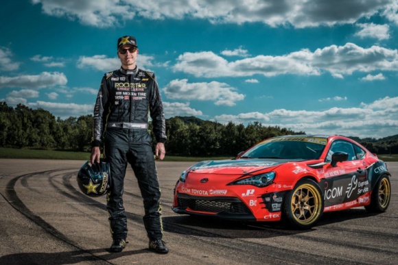 Drifting widziany z kosmosu LIFESTYLE, Motoryzacja - Logo Toyoty GT86 samo w sobie jest pomysłowe i atrakcyjne. Brytyjski oddział Toyoty udowodnił, że wygląda ono jeszcze lepiej z kosmosu.