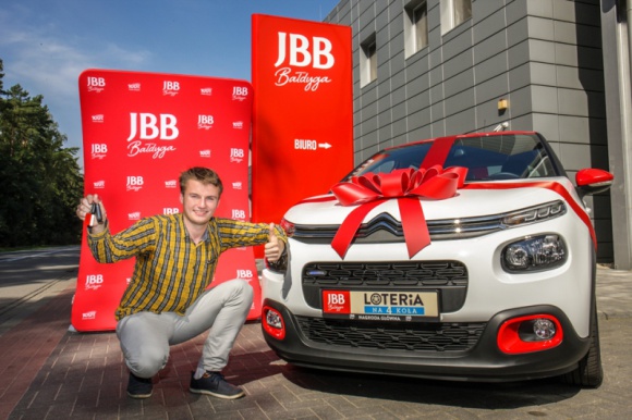 Loteria na 4 koła rozstrzygnięta! Zwycięzca odebrał Citroena C3 LIFESTYLE, Motoryzacja - Dnia 31 sierpnia w siedzibie firmy JBB odbyło się oficjalne wręczenie nagrody głównej zwycięzcy loterii na 4 koła. W jego ręce trafiły kluczyki do nowego Citroena C3.