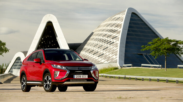 Rusza przedsprzedaż Mitsubishi Eclipse Cross nowe produkty/usługi, handel - W polskich salonach Mitsubishi Motors rozpoczyna się dziś przedsprzedaż całkowicie nowego modelu Mitsubishi Eclipse Cross. Klienci zainteresowani tym sportowym SUV-em mogą zapoznać się z nim podczas serii przedpremierowych pokazów w salonach spod znaku Trzech Diamentów w 10 miastach Polski (lista placówek na https://nowyeclipsecross.mitsubishi.pl/pokazy-przedpremierowe), gdzie czeka na pierwszych nabywców przedpremierowa oferta.