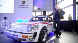 Legenda rajdów na otwarciu szóstego salonu Porsche w Polsce BIZNES, Motoryzacja - Słynny kierowca sportowy Walter Röhrl był gwiazdą inauguracji szóstego w Polsce, a drugiego w Warszawie salonu Porsche, otwartego na Okęciu.
