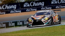 Lexus LC ma szanse na tegoroczne mistrzostwo Super GT LIFESTYLE, Motoryzacja - Podczas przedostatniej, siódmej rundy wyścigów japońskiej serii Super GT, którą rozegrano 7 i 8 października na torze Chang International w Tajlandii, Lexusy LC GT500 zajęły pierwsze i drugie miejsce, a także miejsca czwarte, piąte i szóste.