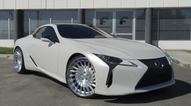 Niezwykłe koła dla Lexusa LC LIFESTYLE, Motoryzacja - Lexus LC sam w sobie wygląda imponująco, za co zresztą był wielokrotnie nagradzany. Jednak kalifornijskiej firmie Forgiato udało się sprawić, że flagowe coupé japońskiej marki premium zyskało jeszcze bardziej niesamowity wygląd.