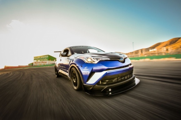 600-konna Toyota C-HR na SEMA 2017 LIFESTYLE, Motoryzacja - Toyota zaprezentowała na targach SEMA 2017 wyścigowego crossovera Toyota C-HR R-Tuned oraz całą kolekcję modyfikowanych Camry, w tym samochody NASCAR.