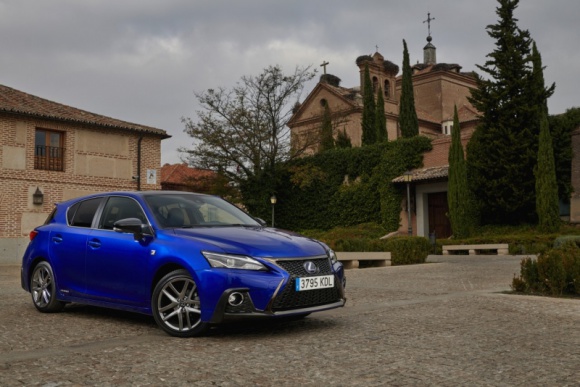 Lexus CT - spojrzenie w przyszłość BIZNES, Motoryzacja - Lexus zaprezentował niedawno nową wersję popularnego w Europie modelu CT 200h, która jednak nie trafi na rynki USA i Kanady.