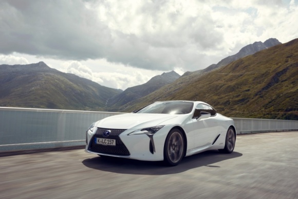 Lexus LC 500 kontra Bentley Continental Supersports LIFESTYLE, Motoryzacja - W tegorocznej edycji nagród Performance Car of the Year magazynu Road & Track Lexus LC 500 stanął w szranki z Bentleyem Continental Supersports w kategorii GT.