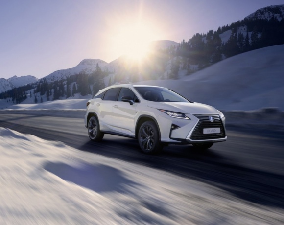 Nowy Lexus RX Sport w dynamicznej stylizacji LIFESTYLE, Motoryzacja - Lexus przedstawił swego bestsellerowego crossovera RX w nowej wersji stylizacyjnej Sport, wyróżniającej się obecnością czarnych elementów kontrastujących z kolorem nadwozia.