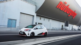 Nürburgring - Zielone Piekło, w którym zrodziła się Toyota Yaris GRMN LIFESTYLE, Motoryzacja - Pasjonaci motoryzacji są zgodni – piekło istnieje, jest zielone, leży pośród pagórkowatych terenów zachodnich Niemiec i można do niego trafić, kierując się z Kolonii drogą S65 na południe.