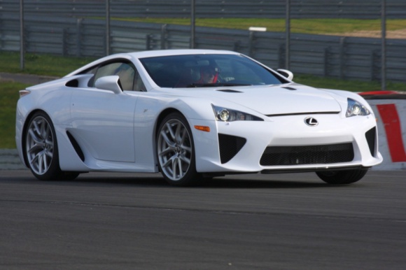 Lexus LFA jak jednorożec LIFESTYLE, Motoryzacja - Amerykański dom aukcyjny Gooding & Company, którego specjalnością są motoryzacyjne perełki, wystawił na sprzedaż Lexusa LFA w unikalnej wersji Nürburgring Edition.