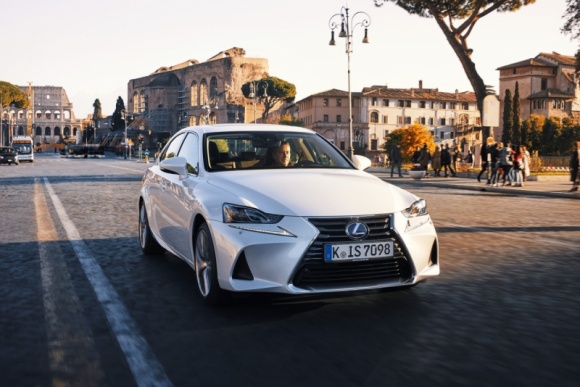 Lexus IS - ścieżki przyszłości LIFESTYLE, Motoryzacja - Sportowy sedan Lexus IS zyskał niedawno szereg ulepszeń, które zwiększyły komfort użytkowania i bezpieczeństwo jazdy, zapewniając mu najwyższą ocenę amerykańskiego instytutu IIHS.