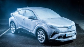 Hybrydy nie boją się mrozu. Zima ze sportowo-użytkowymi hybrydami Toyoty LIFESTYLE, Motoryzacja - Brytyjska Toyota przez 24 godziny mroziła crossovera Toyota C-HR Hybrid w temperaturze -20 stopni, systematycznie polewając go wodą.
