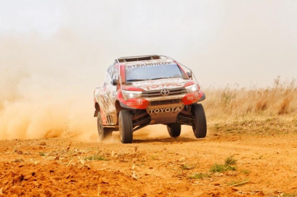 Nasser Al-Attiyah - celem jest zwycięstwo! Nowy Hilux gotowy na Rajd Dakar LIFESTYLE, Motoryzacja - Nasser Al-Attiyah jedzie na Rajd Dakar 2018 z jasnym celem – zamierza po raz trzeci stanąć na najwyższym podium i zapewnić Toyocie pierwsze zwycięstwo w tej imprezie.