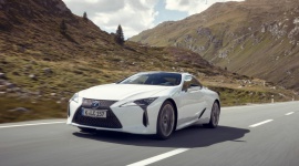 Lexus LC samochodem roku w Kanadzie LIFESTYLE, Motoryzacja - Flagowe coupé Lexus LC 500 zostało uhonorowane tytułem luksusowego samochodu roku przez działający od 1999 r. najważniejszy kanadyjski portal motoryzacyjny Auto123.com, pokonując dwóch innych finalistów – BMW serii 5 i Porsche Panamera.