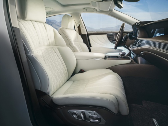 Nowy Lexus LS i Takumi. 4 – Fotele LIFESTYLE, Motoryzacja - Wyobraź sobie, że wstając z fotela samochodu po długiej podróży czujesz się bardziej fizycznie i psychicznie zrelaksowany, niż na początku jazdy.
