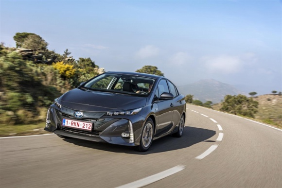 Toyota Prius Plug-in Hybrid pokonała Chevroleta Volt LIFESTYLE, Motoryzacja - Amerykańskie media motoryzacyjne pilnie śledziły pod koniec roku walkę o pierwsze miejsce w segmencie hybryd plug-in.