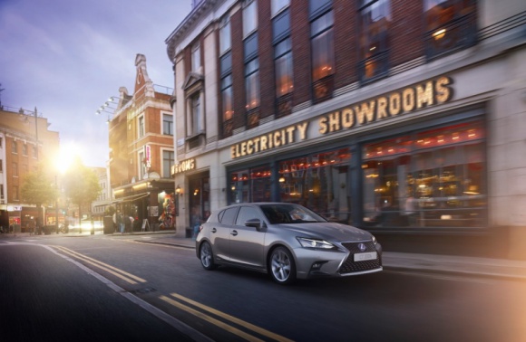 Lexus radzi, jak jeszcze oszczędniej jeździć hybrydą LIFESTYLE, Motoryzacja - Jedną z najważniejszych zalet samochodów z napędem hybrydowych jest niskie zużycie paliwa – podczas dziennikarskich testów Toyoty Prius osiągnięto średnie spalanie zaledwie 2,8 l na 100 km.