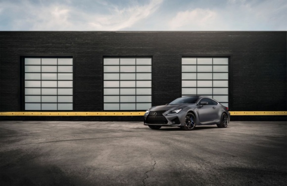 Jubileuszowe Lexusy RC F i GS F LIFESTYLE, Motoryzacja - Z okazji dziesięciolecia wyczynowej serii F Lexus przygotował specjalne wersje modeli RC F i GS F 10th Anniversary Edition, przyciągające wzrok naprawdę imponującym wyglądem.