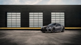 Jubileuszowe Lexusy RC F i GS F LIFESTYLE, Motoryzacja - Z okazji dziesięciolecia wyczynowej serii F Lexus przygotował specjalne wersje modeli RC F i GS F 10th Anniversary Edition, przyciągające wzrok naprawdę imponującym wyglądem.