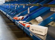 Poczta Polska włącza do obsługi przesyłek z zagranicy dodatkową sortownię handel, transport - Od marca Poczta Polska zmienia logistykę obsługi przesyłek z Nowego Jedwabnego Szlaku.  Pierwsze kontenery z przesyłkami, które nadchodzą koleją przez przejście graniczne w Małaszewiczach, przyjmuje już sortownia w Lublinie. Usprawnienie obsługi przesyłek jest  kluczowe dla rozwoju transgranicznego eCommerce