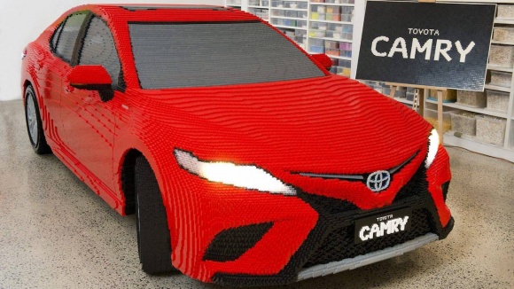 Toyota Camry z klocków Lego LIFESTYLE, Motoryzacja - Australijska Toyota pokazała w Melbourne pełnowymiarową replikę Camry nowej generacji zbudowaną w całości z klocków Lego. Samochód stworzył Ryan McNaught przy użyciu 500 tys. elementów.