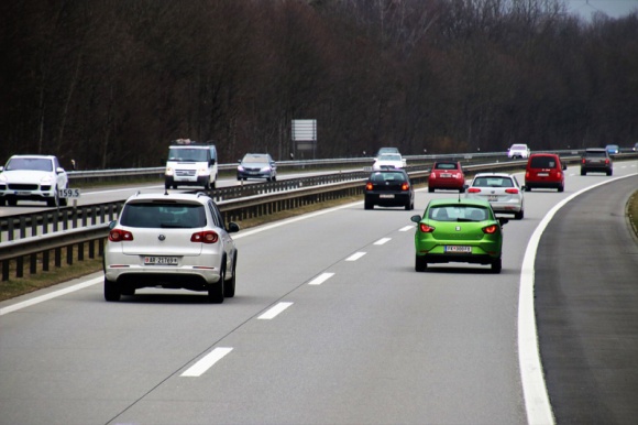 Auta na abonament za 800, 1000 i 1500 zł miesięcznie LIFESTYLE, Motoryzacja - Abonament ta forma finansowania odpowiednia dla osób, które chcą kupić auto z pewnego źródła i zmienić je po krótkim okresie użytkowania. Z analizy opracowanej przez Master1.pl wynika, że 3-letnim samochodem w abonamencie można jeździć już za 719 zł miesięcznie.