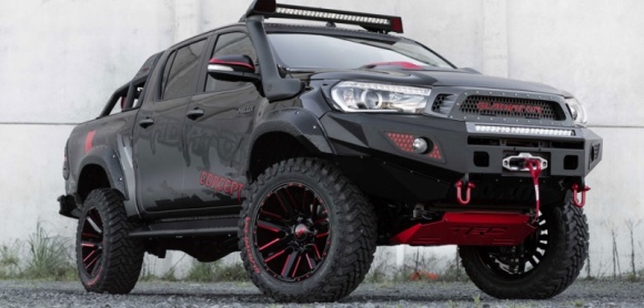 Hilux spotyka Gladiatora LIFESTYLE, Motoryzacja - Nowozelandzka Toyota ubrała Hiluxa w nową zbroję, czyniąc z legendarnego pickupa jeszcze większego twardziela, godnego generała Maximusa.