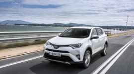 Toyota RAV4 - od niej zaczęła się moda na SUV-y LIFESTYLE, Motoryzacja - Toyota RAV4 to samochód, który stworzył segment kompaktowych SUV-ów. Produkowany od 1994 roku model zrewolucjonizował sposób postrzegania aut terenowych – za jego sprawą obok ciężkich, surowych konstrukcji na ramie pojawiło się lekkie auto do weekendowych wypadów za miasto.