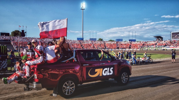 GLS Poland partnerem najważniejszych wydarzeń żużlowych na świecie [VIDEO] BIZNES, Motoryzacja - Firma kurierska GLS Poland została oficjalnym partnerem FIM Speedway Grand Prix 2018 i nowego formatu mistrzostw świata Monster Energy FIM Speedway of Nations. Tym samym po raz kolejny wspiera polski żużel i związane z nim wydarzenia.