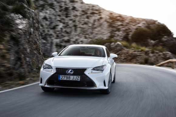 Lexus RC znów triumfuje w testach bezpieczeństwa LIFESTYLE, Motoryzacja - Sportowe coupe Lexus RC już po raz czwarty z rzędu zostało wyróżnione przez amerykański Ubezpieczeniowy Instytut Bezpieczeństwa Drogowego IIHS najwyższą oceną Top Safety Pick+.