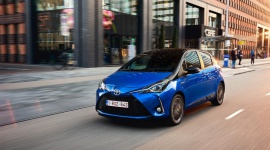 Toyota Yaris - hybryda dostępna od ręki LIFESTYLE, Motoryzacja - Samochody z alternatywnymi napędami od lat systematycznie zyskują na popularności, a prym w tym segmencie wiodą tańsze i bardziej praktyczne od samochodów elektrycznych modele z napędem hybrydowym.