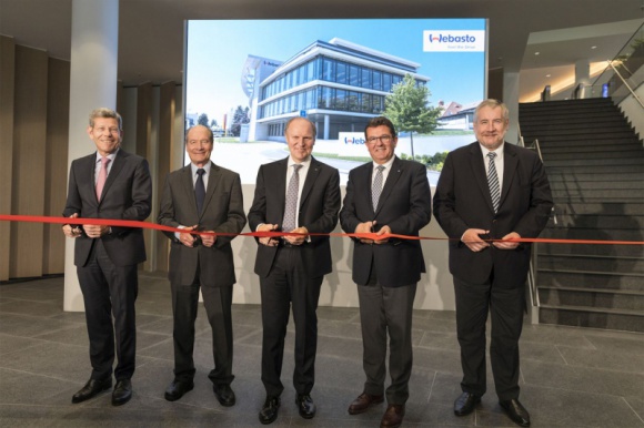 Webasto otwiera nową siedzibę w Stockdorfie BIZNES, Motoryzacja - Webasto, firma należąca do pierwszej setki największych dostawców przemysłu motoryzacyjnego, dokonała 14 maja uroczystego otwarcia nowego centrum administracyjnego i badawczo-rozwojowego w miejscowości Stockdorf koło Monachium.