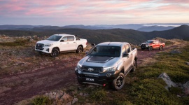 Ekstremalny Hilux z Australii: nie do zatrzymania LIFESTYLE, Motoryzacja - Przez 50 lat osiem generacji Toyoty Hilux budowało reputację tej niezniszczalnej terenówki. Teraz za jej modyfikację zabrała się Toyota Australia, oferując specjalne wersje Rugged X, Rogue i Rugged.