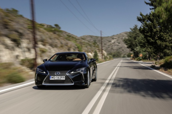 600-konny Lexus LC F ma zadebiutować w 2021 roku LIFESTYLE, Motoryzacja - Według amerykańskiego magazynu Car & Driver, Lexus LC F – wyczynowa wersja flagowego coupe japońskiej marki premium – ma zadebiutować w roku 2021 i będzie wyposażona w silnik o mocy ponad 600 KM z dwiema turbosprężarkami.