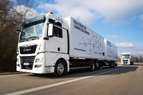 Platooning w systemach logistycznych BIZNES, Motoryzacja - DB Schenker i MAN Truck & Bus przy wsparciu Hochschule Fresenius testują platooning w codziennych operacjach logistycznych.
