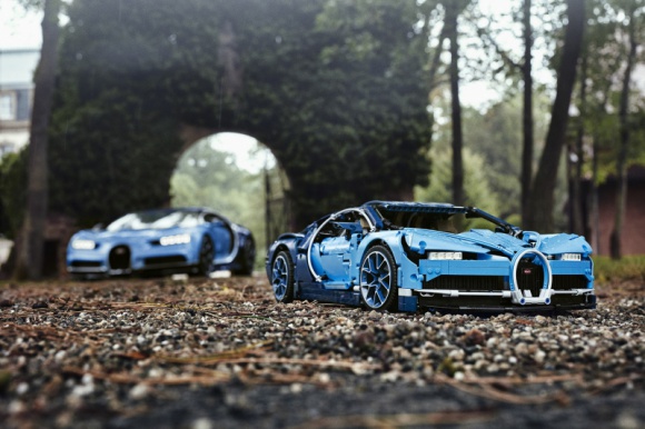 LEGO® TECHNIC™ BUGATTI CHIRON - POŁĄCZENIE SZTUKI, INŻYNIERII I KLOCKÓW LIFESTYLE, Motoryzacja - LEGO TECHNIC i Bugatti Automobiles S.A.S przedstawiają nowy model - LEGO TECHNIC Bugatti Chiron. Samochód jest dokładnym odwzorowaniem oryginalnego, luksusowego auta Bugatti Chiron w skali 1:8.