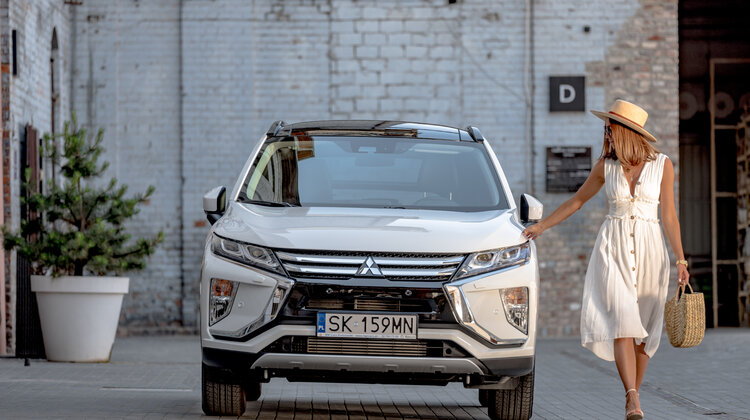 Rośnie sprzedaż Mitsubishi Motors na świecie i w Polsce handel, transport - Firma Mitsubishi Motors Corporation notuje znaczące wzrosty sprzedaży, produkcji i eksportu. Polski oddział Mitsubishi Motors także uzyskał w pierwszym półroczu 28% wzrost sprzedaży a w samym czerwcu sprzedaż zwiększyła się aż o 58%. Ten świetny rezultat jest konsekwencją dobrego przyjęcia przez klientów nowego SUV-a coupe Mitsubishi Eclipse Cross, debiutu miejskiego modelu Space Star, ale także zwiększonego zainteresowania modelami ASX, Outlander i Pajero.