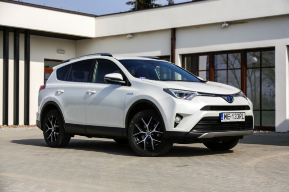 Toyota RAV4 Hybrid najoszczędniejszym SUV-em w USA LIFESTYLE, Motoryzacja - Toyota RAV4 Hybrid zużywa najmniej paliwa spośród wszystkich SUV-ów dostępnych na amerykańskim rynku.