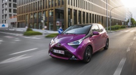 Toyota Aygo – maluch na wojnie z nudą LIFESTYLE, Motoryzacja - „Życie jest za krótkie, żeby jeździć nudnymi samochodami” – zwykli mawiać fani motoryzacji. Toyota wiedziała o tym doskonale odświeżając, najpopularniejsze auto segmentu A – model Aygo.