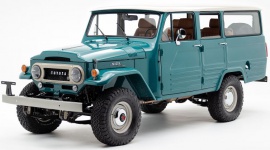 Odrestaurowany Land Cruiser FJ45LV – unikat dla kalifornijskich surferów LIFESTYLE, Motoryzacja - Amerykańska firma FJ Company zajmuje się twórczymi renowacjami klasycznych Land Cruiserów. Czasem samochody są odnawiane w duchu tradycji, lecz częściej efektem jest znacznie różniący się od oryginału luksusowy pojazd rekreacyjny