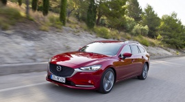 Dojrzała, elegancka, dystyngowana: Nowa Mazda6 BIZNES, Motoryzacja - Nowa Mazda6 zarówno w wersji Sedan, jak i Sport Kombi wyposażona została w kompleksową paletę przemyślanych zmiani udoskonaleń, które potwierdzają czołową pozycję tego modelu w gamie samochodów marki.